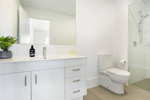 Minimalist Penthouse Condo With Skyline Vistas - Accommodation Resorts 3