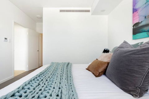 Minimalist Penthouse Condo With Skyline Vistas - Accommodation Resorts 2