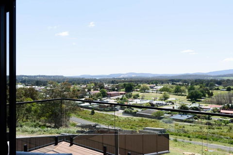 Modern Beaconsfield Retreat With Town Views - Accommodation Resorts 1