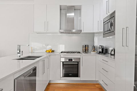 Modern Scarborough Townhouse - Accommodation Resorts 2