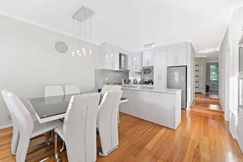 Modern Scarborough Townhouse - Accommodation Resorts 0