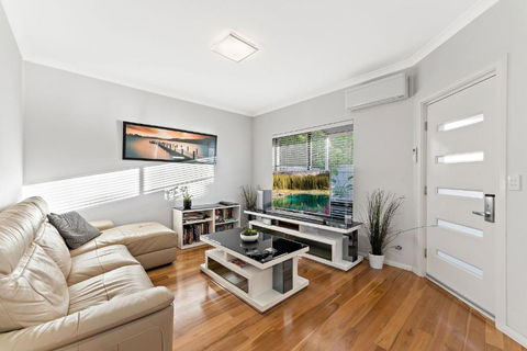 Modern Scarborough Townhouse - Accommodation Resorts 1