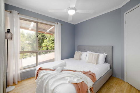 NEW 3BR Serene Creekside Retreat In Helensvale - Accommodation Resorts 2