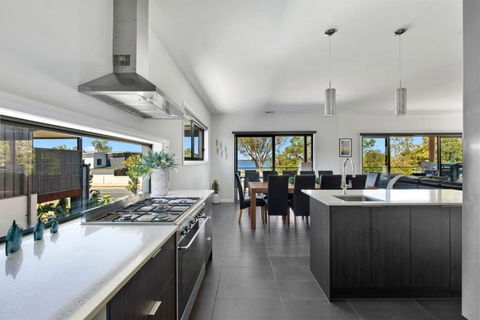 NEW - Sunrise Waters Holiday House - Accommodation Resorts 1
