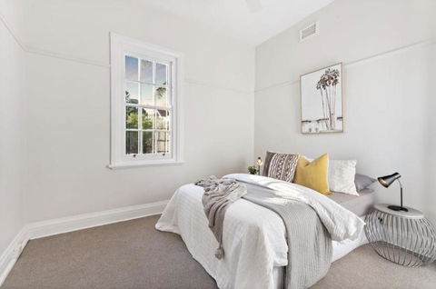 NEWLY RENOVATED LARGE 3.5 BDRM HOUSE! BEST OF MELB - Accommodation Resorts 3
