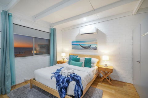 OCEA84 - Quinns Beach Shack: Ocean Views - Accommodation Resorts 2