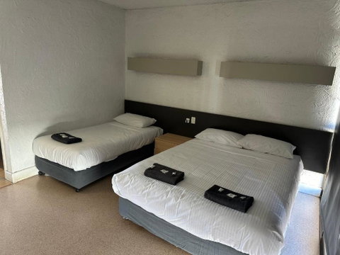 Overlander Hotel - Accommodation Resorts 2