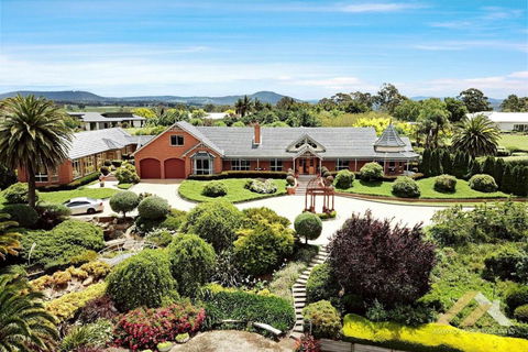 Perfect Entertainer-s Home With Pool - Accommodation Resorts 0