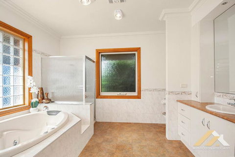 Perfect Entertainer-s Home With Pool - Accommodation Resorts 2