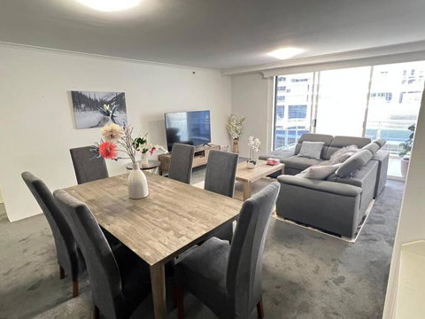 Perfectly Located CBD 3 Bedrooms Apartment - Accommodation Resorts 1