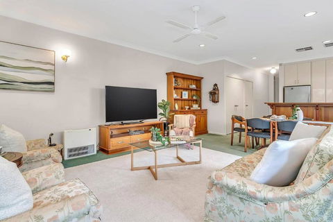 Picket Fence Cottage - Steps From Adelaide Oval - Accommodation Resorts 3