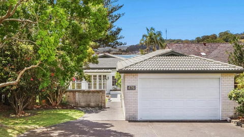 Pine Tree Cottage - Waterfront - Accommodation Resorts 1