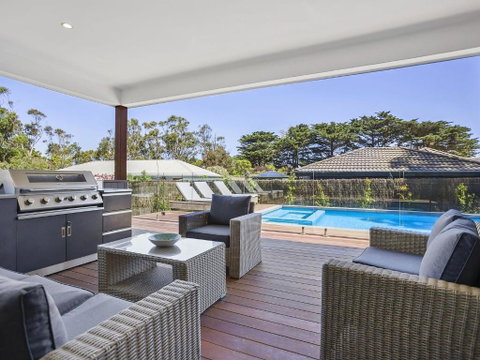 Pool And Spa - 300m Walk To Beach - Accommodation Resorts 1