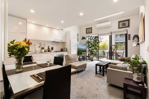 Poolside Apartment Opposite Redfern Park - Accommodation Resorts 0