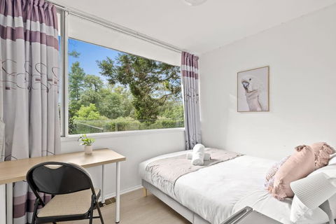 Quaint Queen Room - Central Location At Pymble - Shared Bathroom - Accommodation Resorts 0