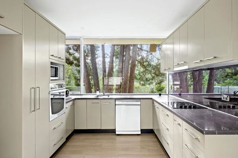 Quaint Queen Room - Central Location At Pymble - Shared Bathroom - Accommodation Resorts 2