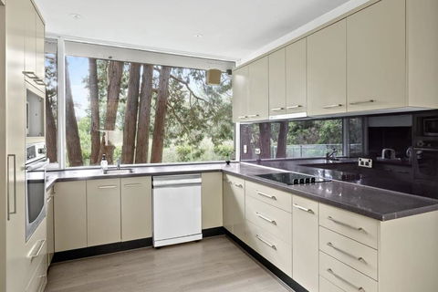 Quaint Queen Room - Central Location At Pymble - Shared Bathroom - Accommodation Resorts 3