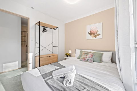 Quaint Queen Room In Pymble - Private Spot - Shared Bathroom - Accommodation Resorts 0