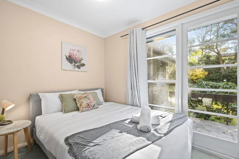 Quaint Queen Room In Pymble - Private Spot - Shared Bathroom - Accommodation Resorts 1