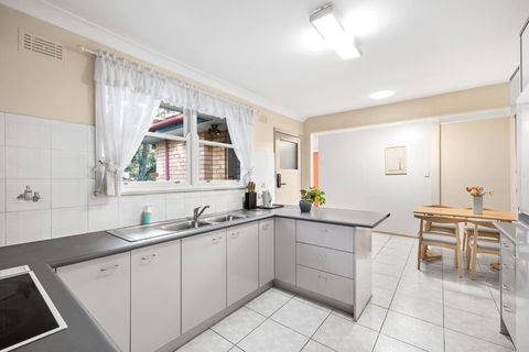 Quaint Queen Room In Pymble - Private Spot - Shared Bathroom - Accommodation Resorts 2