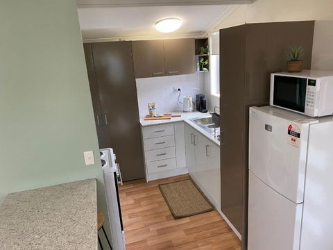 Private Guesthouse - Pet Friendly - Walk To Beach - Accommodation Resorts 1