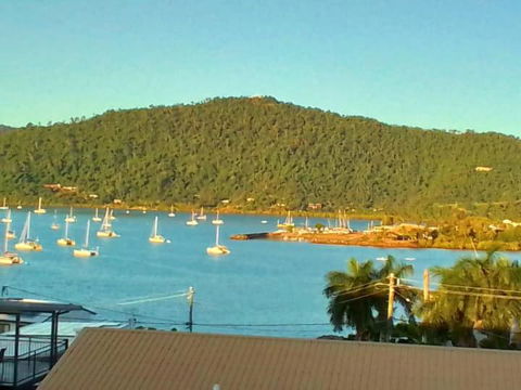 QCWA Cheerful Cottage - Airlie Beach - Accommodation Resorts 0