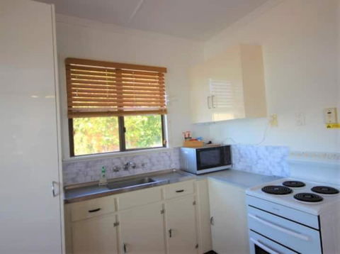 QCWA Cheerful Cottage - Airlie Beach - Accommodation Resorts 2