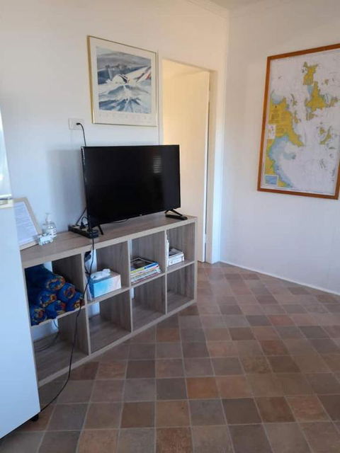 QCWA Cheerful Cottage - Airlie Beach - Accommodation Resorts 1