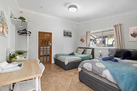 Quadruple Ensuite Room - Nearby Stations & Shops - Accommodation Resorts 0