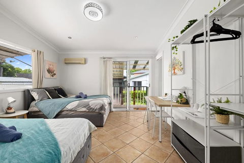 Quadruple Ensuite Room - Nearby Stations & Shops - Accommodation Resorts 1