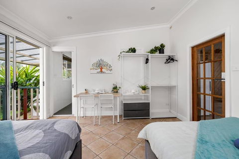Quadruple Ensuite Room - Nearby Stations & Shops - Accommodation Resorts 2
