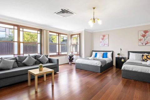 Quadruple Room W Ensuite In Gordon Near Train & Bus - Accommodation Resorts 0