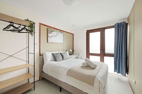 Quaint Double Room - Private Spot At Milperra - Shared Bathroom - Accommodation Resorts 0