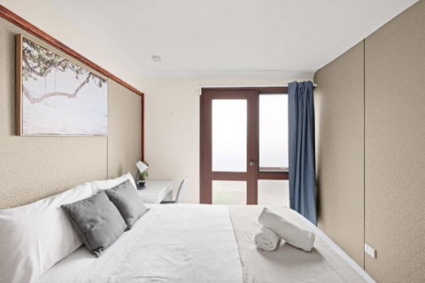 Quaint Double Room - Private Spot At Milperra - Shared Bathroom - Accommodation Resorts 2