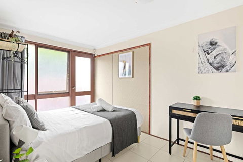 Quaint Double Room - Private Spot At Milperra - Shared Bathroom - Accommodation Resorts 3