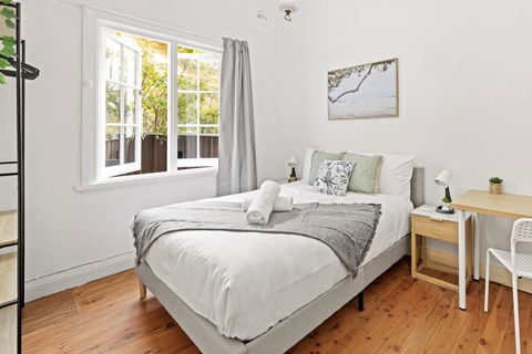 Quaint Double Room - Seconds To Shops & Eateries - Shared Bathroom - Accommodation Resorts 0