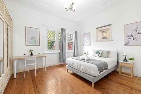 Quaint Double Room - Seconds To Shops & Eateries - Shared Bathroom - Accommodation Resorts 1