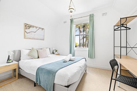Quaint Double Room - Seconds To Shops & Eateries - Shared Bathroom - Accommodation Resorts 2