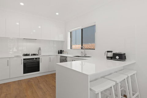 Quiet 2-Bed Retreat With Private Courtyard - Accommodation Resorts 1