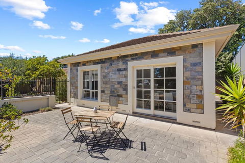 Quiet 2-Bed Retreat With Private Courtyard - Accommodation Resorts 3