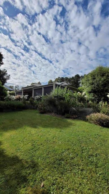 Quiet Family Retreat Getaway - Wildlife Park, Sovereign Hill, Kryall Castle And City At Your Door - Modern House, 8 Guests, 4 Bedrooms, 5 Beds - Accommodation Resorts 0