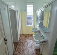 Australian Hotel - Accommodation Resorts