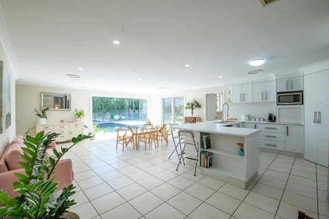 Regand Retreat - Luxurious Family Home, Pool - Accommodation Resorts 3