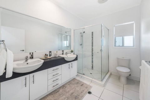 Retreat In The Heart Of Alex - 3BR Sleeps 11, Pool - Accommodation Resorts 2