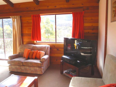 Retro 2 Bedroom Apartment - Accommodation Resorts 3