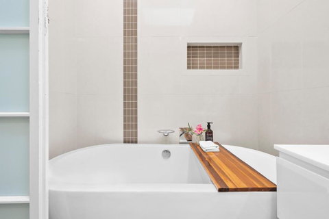 Room In Large Home 6 Min To CBD - Accommodation Resorts 1