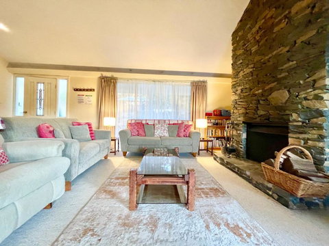 Rocky Mountain Cottage - Accommodation Resorts 1