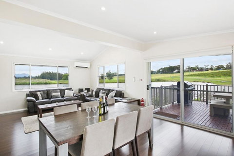 Romantic Lakehouse Set In A Private Vineyard In The Hunter Valley - Accommodation Resorts 2
