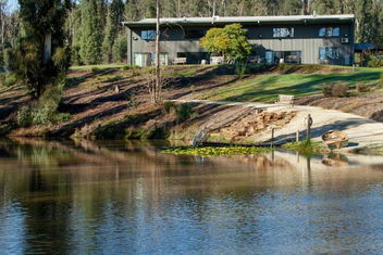 Saladin Lodge with Accommodation Resorts