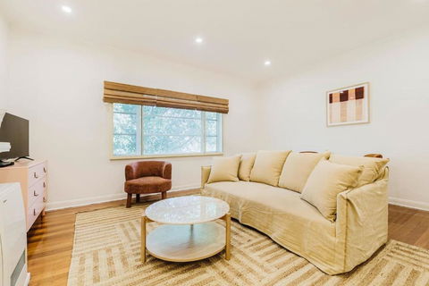 Salmon Calm - Trendy Velvet Allure By Albert Park - Accommodation Resorts 2